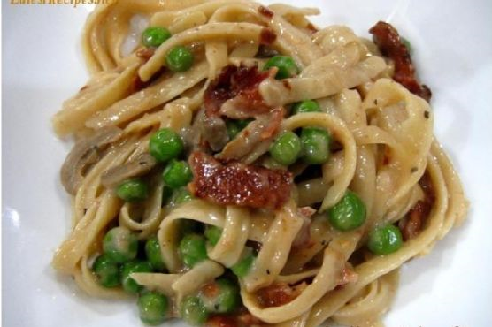 Fettuccine With Bacon Mushroom and Peas