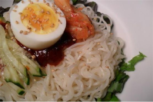 Korean Bibim Naengmyun (Instant Spicy Cold Noodles)